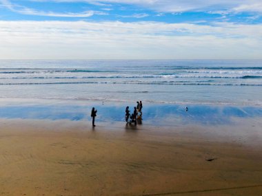 Turist ve sahilde aileler Huntington Beach, California güzel yaz günü zevk. Abd
