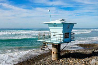 San Diego County bulunan Kaliforniya Torrey Pines State Beach, günün bulutlu mavi gökyüzü güneşli sonu ile kayalık bir kum plajda Mavi cankurtaran kulesi sayısı 4.