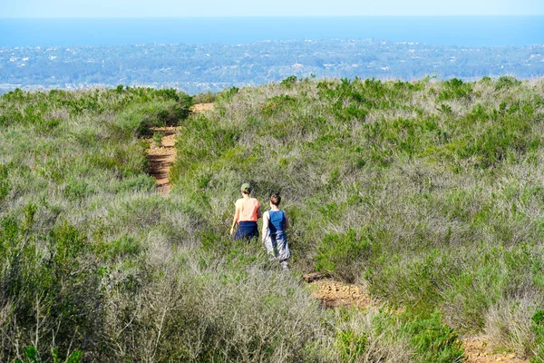 Mujeres Jóvenes Excursionistas Deportivas Escalando Montaña Negra San Diego California — Foto de Stock