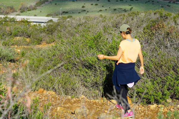Joven Excursionista Deportiva Escalando Montaña Negra San Diego California Mujer — Foto de Stock
