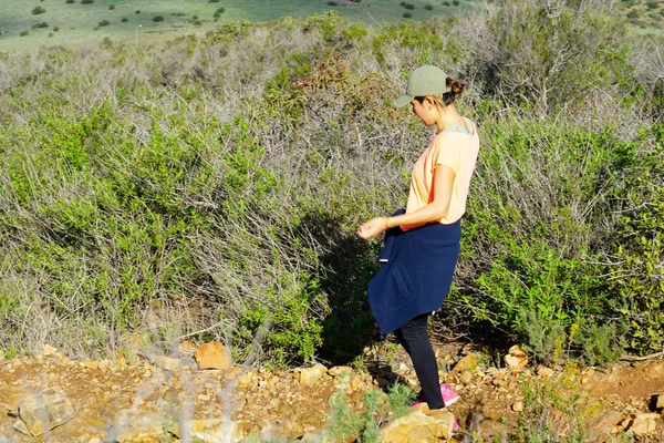 Joven Excursionista Deportiva Escalando Montaña Negra San Diego California Mujer — Foto de Stock