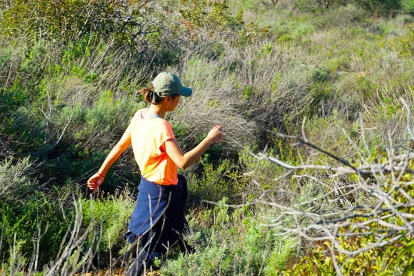 Joven Excursionista Deportiva Escalando Montaña Negra San Diego California Mujer — Foto de Stock