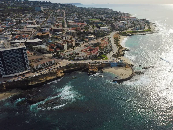 La Jolla Koyu'nun havadan görünümü, küçük pitoresk koy ve kayalıklarla çevrili plaj, San Diego, Kaliforniya. Korumalı deniz rezervi, şnorkelve yüzücüler ile popüler. Seyahat hedefi.