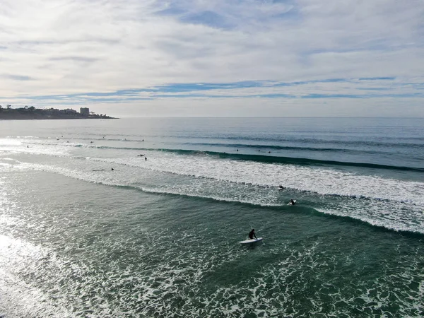 Widok Lotu Ptaka Surferów Czekających Brodzik Korzystających Fale Pięknej Niebieskiej — Zdjęcie stockowe