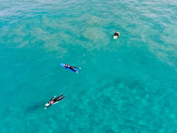 Вид Воздуха Серферов Ожидающих Падающих Наслаждающихся Волнами Красивой Голубой Воде — стоковое фото