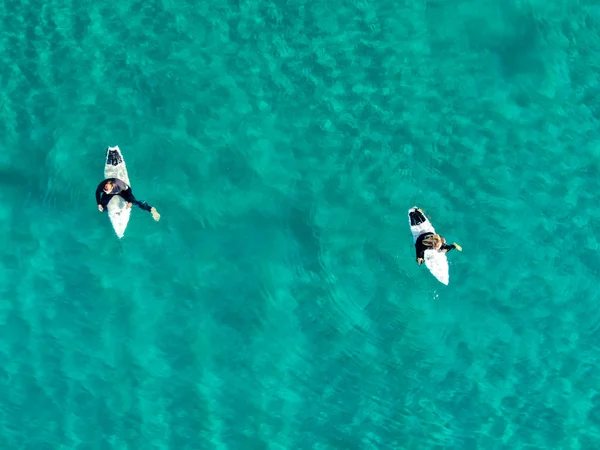 Vue Aérienne Des Surfeurs Attendant Pagayant Profitant Des Vagues Dans — Photo