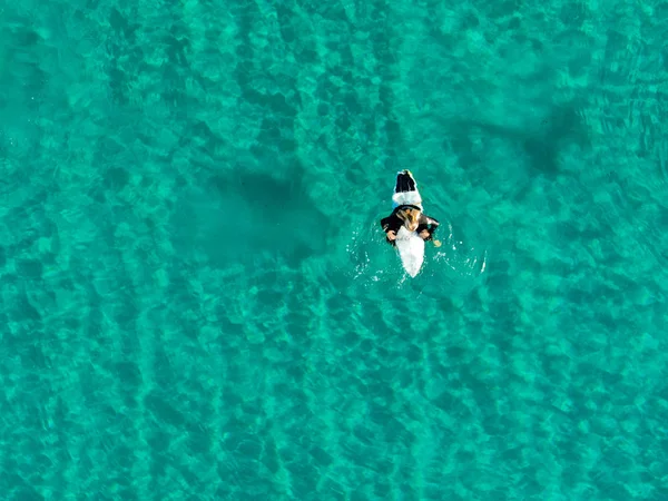Вид Воздуха Серферов Ожидающих Падающих Наслаждающихся Волнами Красивой Голубой Воде — стоковое фото