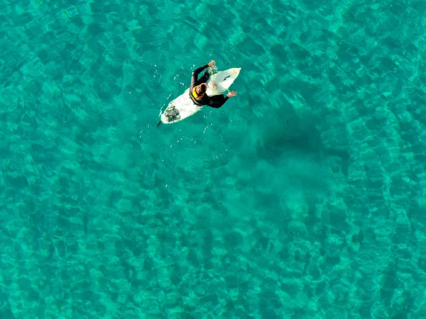 Letecký Pohled Surfaře Čekající Pádlování Požívání Vln Nádherné Modré Vodě — Stock fotografie
