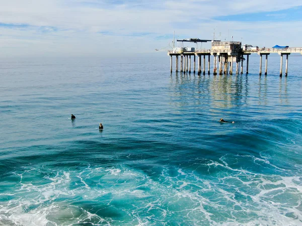 샌디에이고 캘리포니아 해양학의 스크립스 연구소와 호야에서 파도를 즐기는 서퍼의 — 스톡 사진