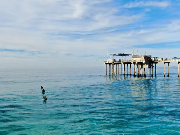 샌디에이고 캘리포니아 해양학의 스크립스 연구소와 호야에서 파도를 즐기는 서퍼의 — 스톡 사진