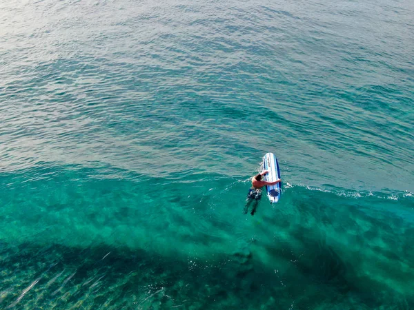 Vista Aérea Surfistas Esperando Remando Desfrutando Ondas Uma Bela Água — Fotografia de Stock