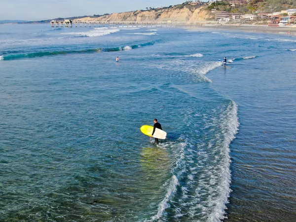 Widok Lotu Ptaka Surfer Mokrej Garnitur Żółtym Deski Surfingowej Surfer — Zdjęcie stockowe