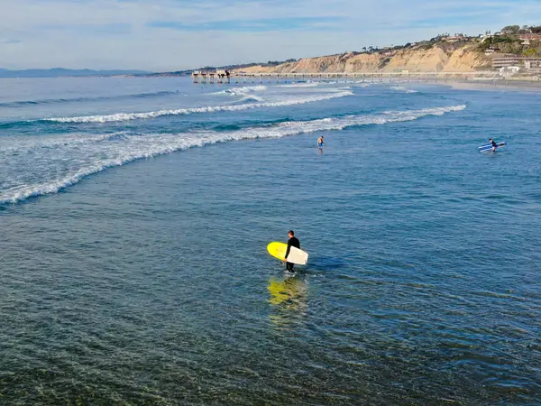 Vista Aerea Del Surfista Muta Con Una Tavola Surf Gialla — Foto Stock