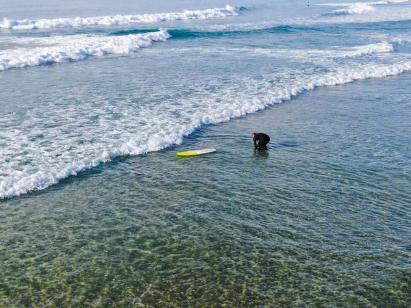 Letecký Pohled Surfař Mokrém Obleku Žlutým Surfu Surfer Jede Vodě — Stock fotografie