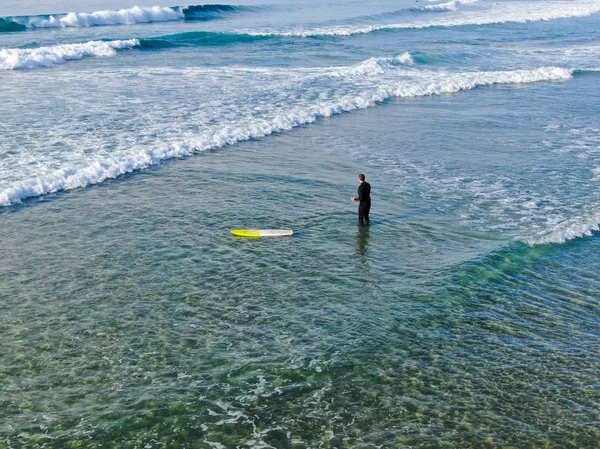 Letecký Pohled Surfař Mokrém Obleku Žlutým Surfu Surfer Jede Vodě — Stock fotografie
