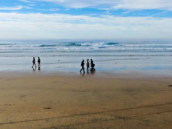 Turista Famílias Praia Desfrutando Belo Dia Verão Huntington Beach Califórnia — Fotografia de Stock