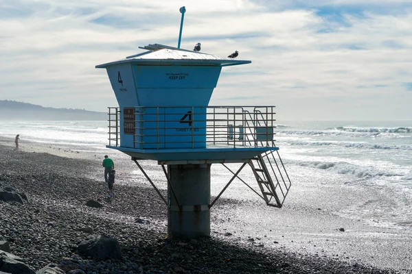 Torre Bagnino Blu Numero Una Spiaggia Sabbia Rocciosa Con Cielo — Foto Stock