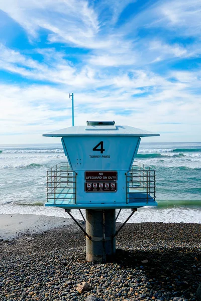 Modrá Věž Záchranné Hlídky Číslo Skalnaté Písečné Pláži Tmavomodrým Sluncem — Stock fotografie