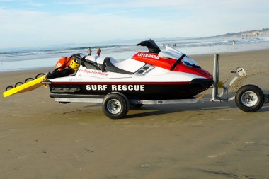 La Jolla, San Diego, Kaliforniya sahilde Cankurtaran sörf kurtarma jet-ski. Abd. Sörf Kurtarma Jet Ski yüzücüler ve sörfçü güvenli tutmak için deniz yanında. 