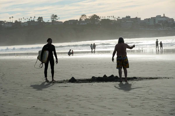 冲浪在湿西装在日落时持有冲浪板在海滩上 在拉霍亚海滩 圣地亚哥 加利福尼亚州 — 图库照片