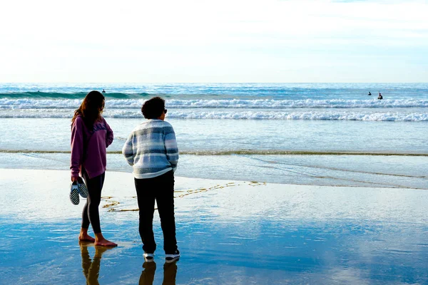 Persone Che Godono Camminano Durante Momento Pace Spiaggia Bel Cielo — Foto Stock