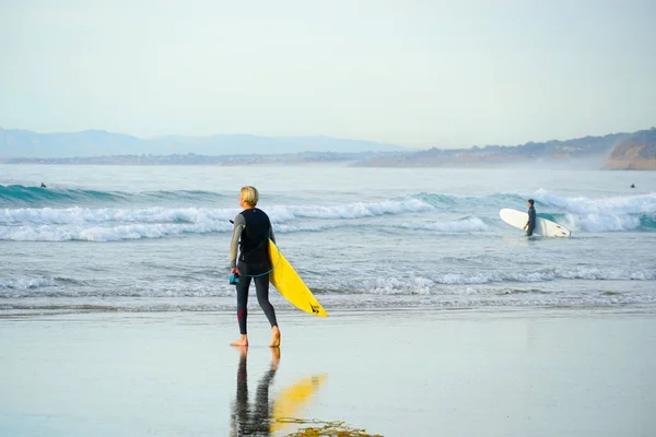 Surfista Fato Molhado Segurando Uma Prancha Amarela Praia Surfista Indo — Fotografia de Stock
