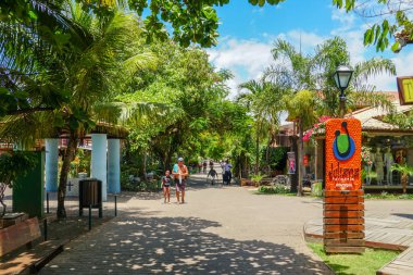 Turistler ve alışveriş için ünlü ana yürüyüş caddesi, Praia Do Forte bar ve restoran, Bahia Eyaleti, Brezilya