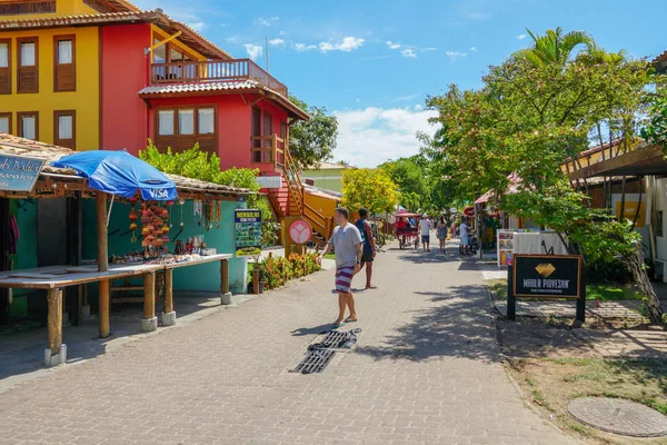 Turistler ve alışveriş için ünlü ana yürüyüş caddesi, Praia Do Forte bar ve restoran, Bahia Eyaleti, Brezilya