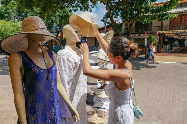 Turista Mirando Ropa Pequeño Stand Famosa Calle Principal Para Turistas —  Fotos de Stock