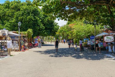 Turistler ve alışveriş için ünlü ana yürüyüş caddesi, Praia Do Forte bar ve restoran, Bahia Eyaleti, Brezilya