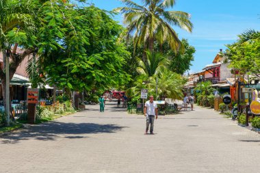 Turistler ve alışveriş için ünlü ana yürüyüş caddesi, Praia Do Forte bar ve restoran, Bahia Eyaleti, Brezilya