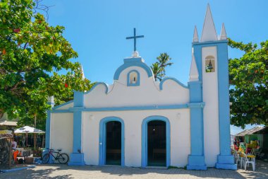 Sao Francisco De Assis Kilisesi. Praia Do Forte köyünün ortasında küçük kilise, Ünlü turistik. Praia Do Forte, Bahia Eyaleti, Brezilya