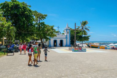 Sao Francisco De Assis Kilisesi. Praia Do Forte köyünün ortasında küçük kilise, Ünlü turistik. Praia Do Forte, Bahia Eyaleti, Brezilya