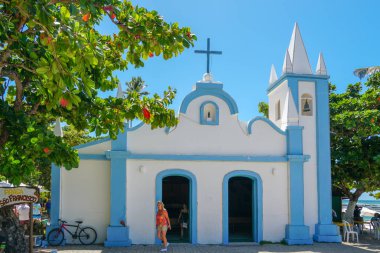 Sao Francisco De Assis Kilisesi. Praia Do Forte köyünün ortasında küçük kilise, Ünlü turistik. Praia Do Forte, Bahia Eyaleti, Brezilya