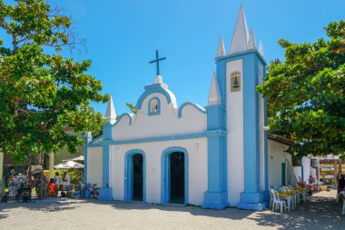 Sao Francisco De Assis Kilisesi. Praia Do Forte köyünün ortasında küçük kilise, Ünlü turistik. Praia Do Forte, Bahia Eyaleti, Brezilya