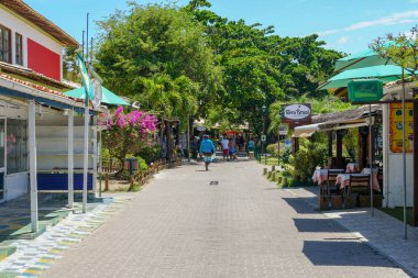 Turistler ve alışveriş için ünlü ana yürüyüş caddesi, Praia Do Forte bar ve restoran, Bahia Eyaleti, Brezilya