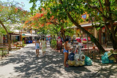 Turistler ve alışveriş için ünlü ana yürüyüş caddesi, Praia Do Forte bar ve restoran, Bahia Eyaleti, Brezilya