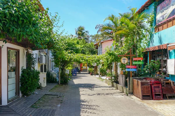 Turistler ve alışveriş için ünlü ana yürüyüş caddesi, Praia Do Forte bar ve restoran, Bahia Eyaleti, Brezilya
