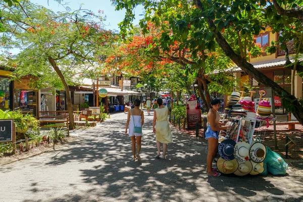 Turistler ve alışveriş için ünlü ana yürüyüş caddesi, Praia Do Forte bar ve restoran, Bahia Eyaleti, Brezilya