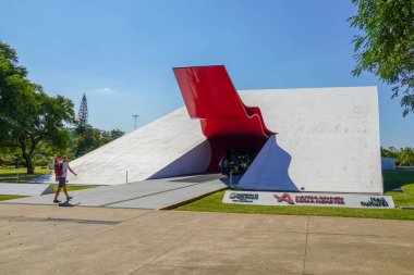 Ibirapuera Auditorium, ünlü mimar Oscar Niemeyer tarafından tasarlanan bina. Ibirapuera Park, Sao Paulo, Brezilya'da bulunan müzikal gösteriler ve kültürel etkinlikler için yer. 