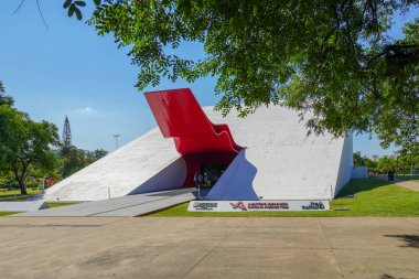 Ibirapuera Auditorium, ünlü mimar Oscar Niemeyer tarafından tasarlanan bina. Ibirapuera Park, Sao Paulo, Brezilya'da bulunan müzikal gösteriler ve kültürel etkinlikler için yer. 