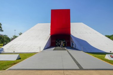 Ibirapuera Auditorium, ünlü mimar Oscar Niemeyer tarafından tasarlanan bina. Ibirapuera Park, Sao Paulo, Brezilya'da bulunan müzikal gösteriler ve kültürel etkinlikler için yer. 