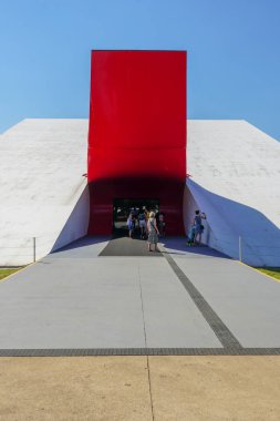Ibirapuera Auditorium, ünlü mimar Oscar Niemeyer tarafından tasarlanan bina. Ibirapuera Park, Sao Paulo, Brezilya'da bulunan müzikal gösteriler ve kültürel etkinlikler için yer. 