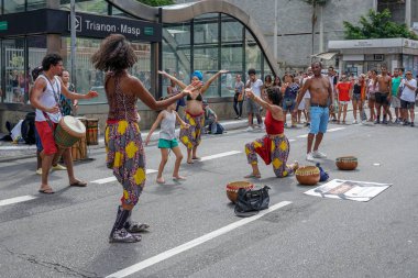 Pazar öğleden sonra Paulista Bulvarı'nda yürüyen ve performansa bakan kalabalıklar. Paulista Bulvarı her pazar araçlar için kapalıdır. Sao Paulo, Brezilya
