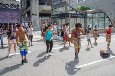Pazar öğleden sonra Paulista Bulvarı'nda yürüyen ve performansa bakan kalabalıklar. Paulista Bulvarı her pazar araçlar için kapalıdır. Sao Paulo, Brezilya