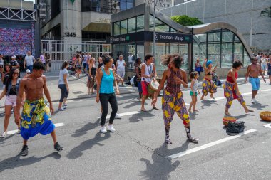 Pazar öğleden sonra Paulista Bulvarı'nda yürüyen ve performansa bakan kalabalıklar. Paulista Bulvarı her pazar araçlar için kapalıdır. Sao Paulo, Brezilya