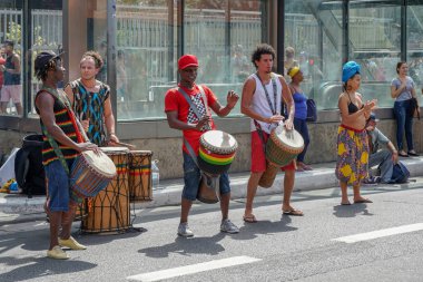 Pazar öğleden sonra Paulista Bulvarı'nda yürüyen ve performansa bakan kalabalıklar. Paulista Bulvarı her pazar araçlar için kapalıdır. Sao Paulo, Brezilya