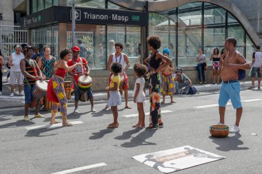 Pazar öğleden sonra Paulista Bulvarı'nda yürüyen ve performansa bakan kalabalıklar. Paulista Bulvarı her pazar araçlar için kapalıdır. Sao Paulo, Brezilya