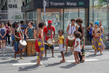 Pazar öğleden sonra Paulista Bulvarı'nda yürüyen ve performansa bakan kalabalıklar. Paulista Bulvarı her pazar araçlar için kapalıdır. Sao Paulo, Brezilya