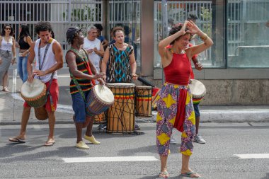 Pazar öğleden sonra Paulista Bulvarı'nda yürüyen ve performansa bakan kalabalıklar. Paulista Bulvarı her pazar araçlar için kapalıdır. Sao Paulo, Brezilya